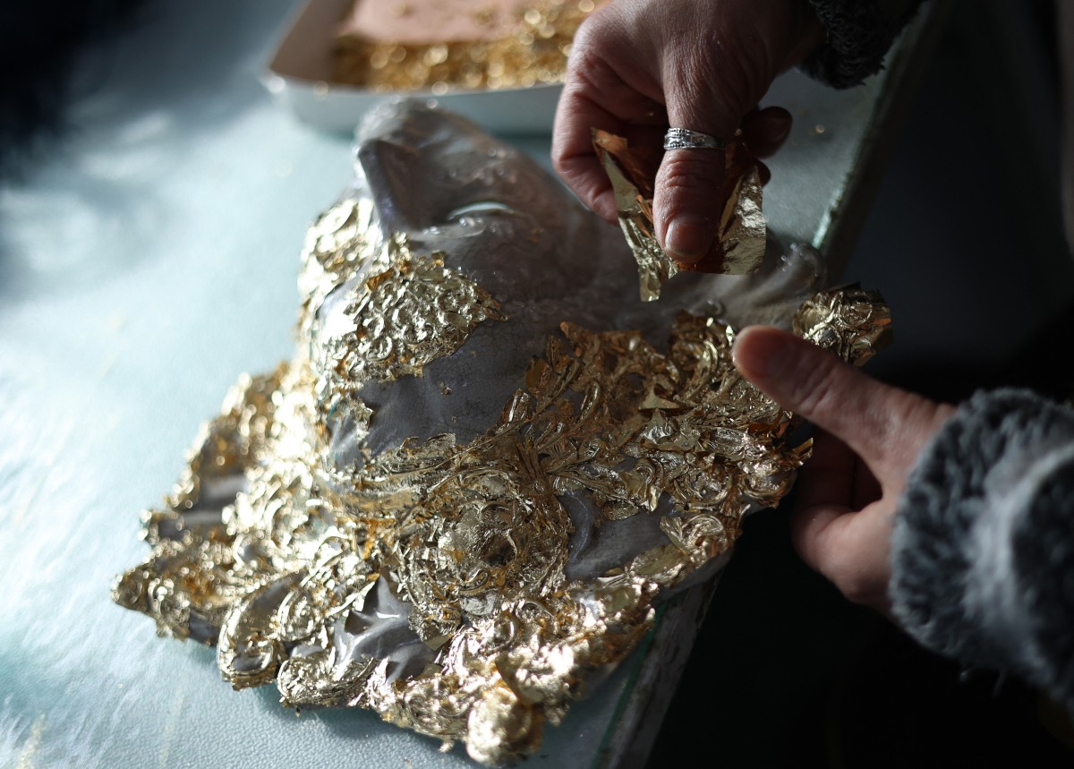 بالصور- ريش ودانتيل وكريستال... محترف في ألبانيا يصنع أقنعة أشهر الكرنفالات العالمية